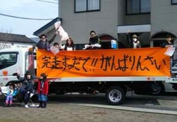 トラックで応援(9時32分・約5キロ地点).jpg
