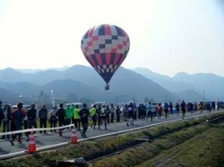 バルーンの応援(10時29分・約16キロ地点).jpg