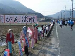 案山子が応援してくれる(10時44分・約19キロ地点).jpg
